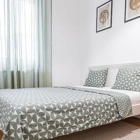 Vertigo One Bedroom - Free Private Parking-fast Wi-fi