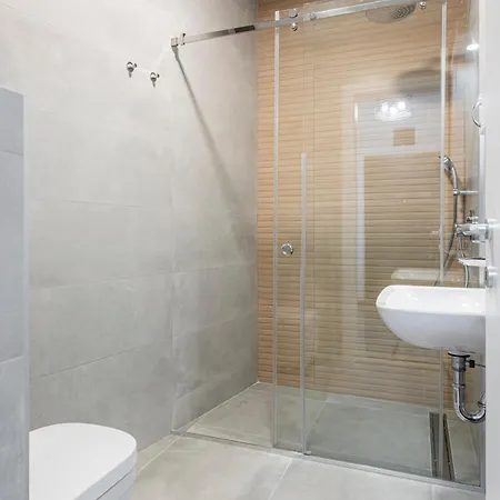 Vertigo One Bedroom - Free Private Parking-fast Wi-fi